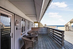 Outdoor dining - Holiday apartment with pool on Bornholm (Gudhjem)