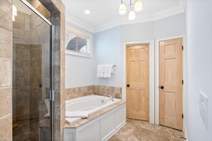 Combined shower/tub, hair dryer, shampoo, toilet paper - 21 Ocean Point - New to rental market (Isle of Palms)