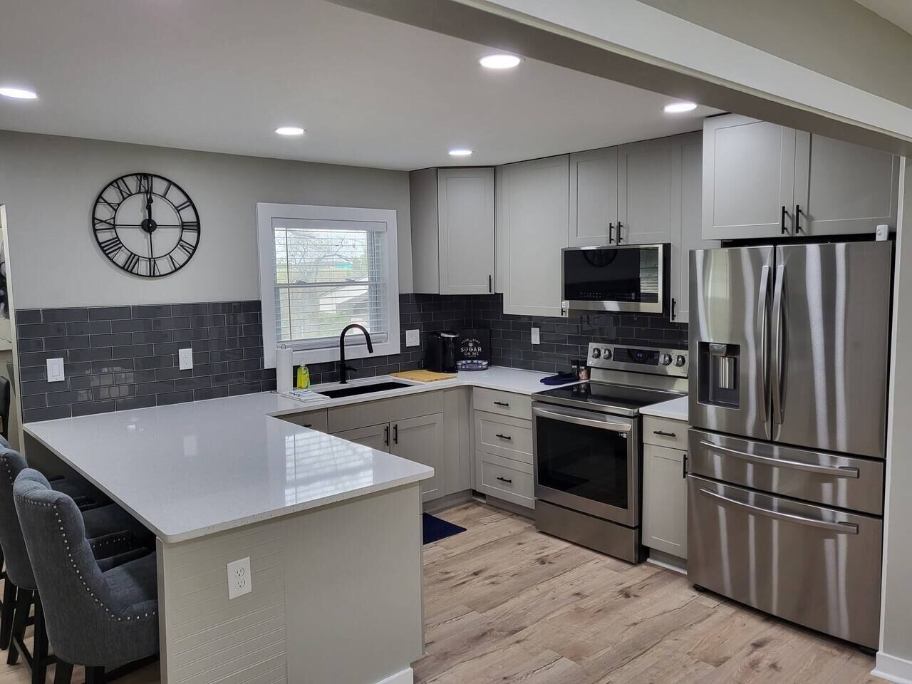 Réfrigérateur, micro-ondes, four, plaque de cuisson