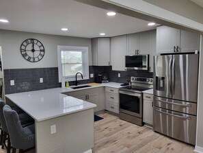 ثلاجة، ميكروويف، فرن، موقد طهي مسطح