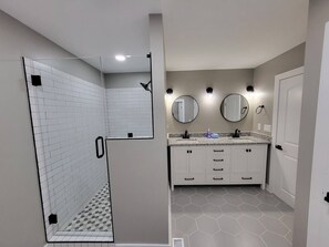 Baignoire, sèche-cheveux, serviettes fournies