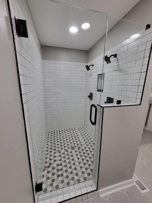 Bathtub, towels
