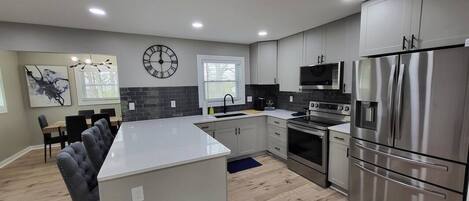 Jääkaappi, mikroaaltouuni, uuni, liesi