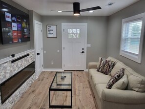 تلفزيون ذكي، مدفأة، وحدة تحكم لألعاب الفيديو