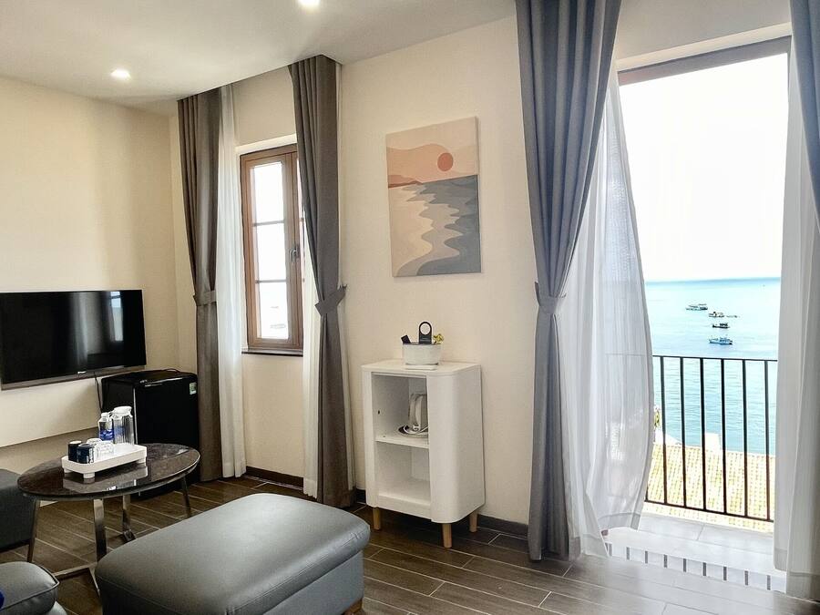 Deluxe Double Room | Minibar, soundproofing, iron/ironing board, free WiFi