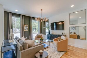 TV, table tennis, streaming services - Nostalgic Vibes - City View - Rooftop Balcony (Nashville)