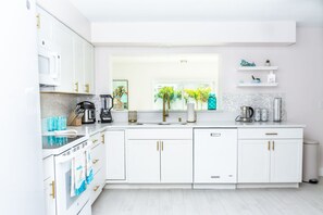 Fridge, microwave, oven, stovetop - Villa Aqua Azzurra. Pool Heater. Kids Welcome (Satellite Beach)