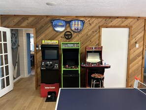 Games room - Florida waterfront home with pool and use of kayaks (Ruskin)