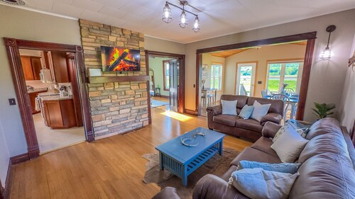 3 Peaks Farmhouse- Beautiful Remodel with Scenic Views + Root River Trail access