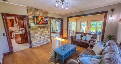 3 Peaks Farmhouse- Beautiful Remodel with Scenic Views + Root River Trail access