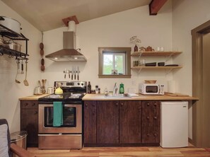 Kühlschrank, Mikrowelle, Ofen, Herdplatte