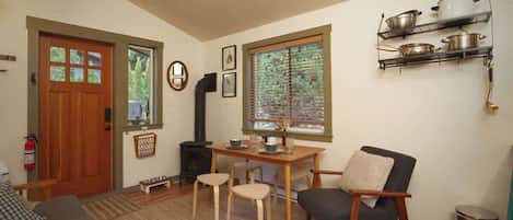 Televisión, chimenea y servicios de streaming