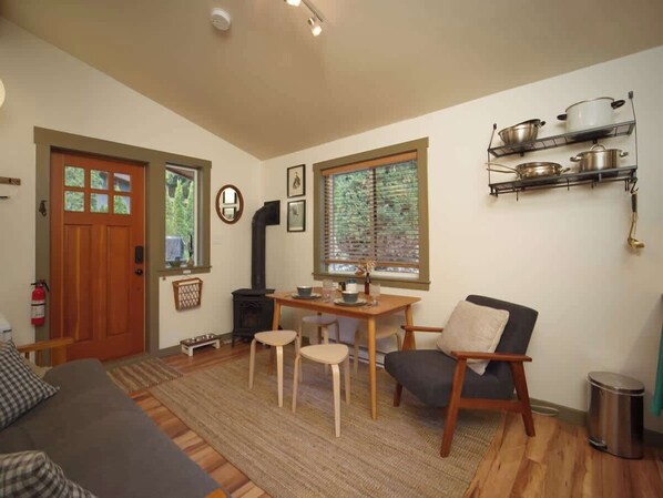 Televisión, chimenea, servicios de streaming