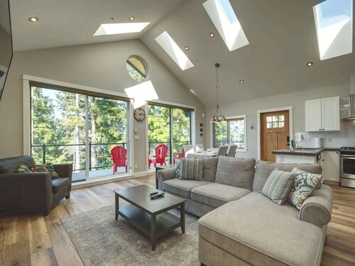 Oceanfront & Amazing Views | Pet Friendly| 2bdrm