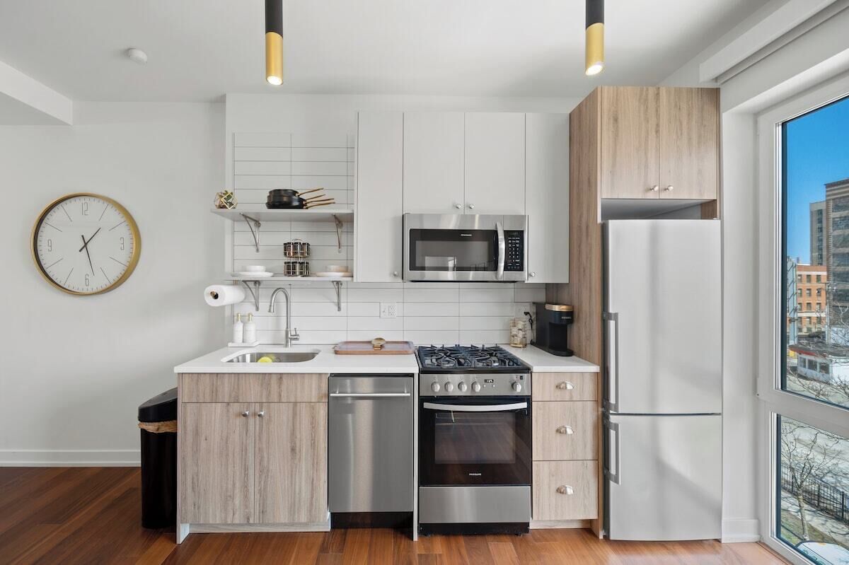 Modern Lux | Uptown Chicago! Steps to Aragon+Metro