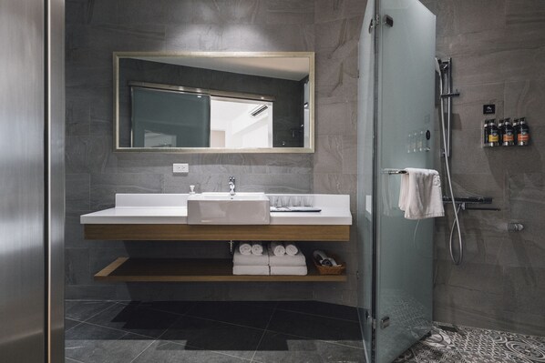Comfort Quadruple Room | Bathroom | Designer toiletries, hair dryer, slippers, electronic bidet - pickle alley 8 (Tainan)