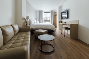 舒適三人房 | 羽絨被、記憶棉床墊、迷你吧贈品、房內夾萬