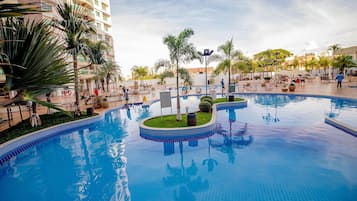 6 piscinas externas, guarda-sóis, espreguiçadeiras