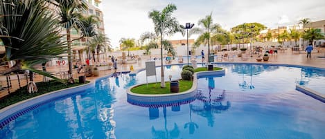 6 piscines extérieures, parasols de plage, chaises longues