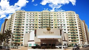 A multi-story hotel with a central entrance and a sign reading "RIVIERA PARK HOTEL". - RIVIERA PARK - JC TEMPORADA (Caldas Novas)