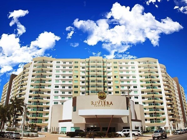 A multi-story hotel with a central entrance and a sign reading "RIVIERA PARK HOTEL". - RIVIERA PARK - JC TEMPORADA (Caldas Novas)