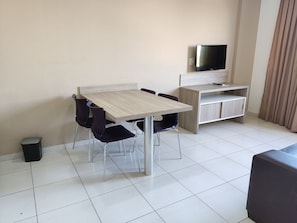 Basic Apartment | Dining
