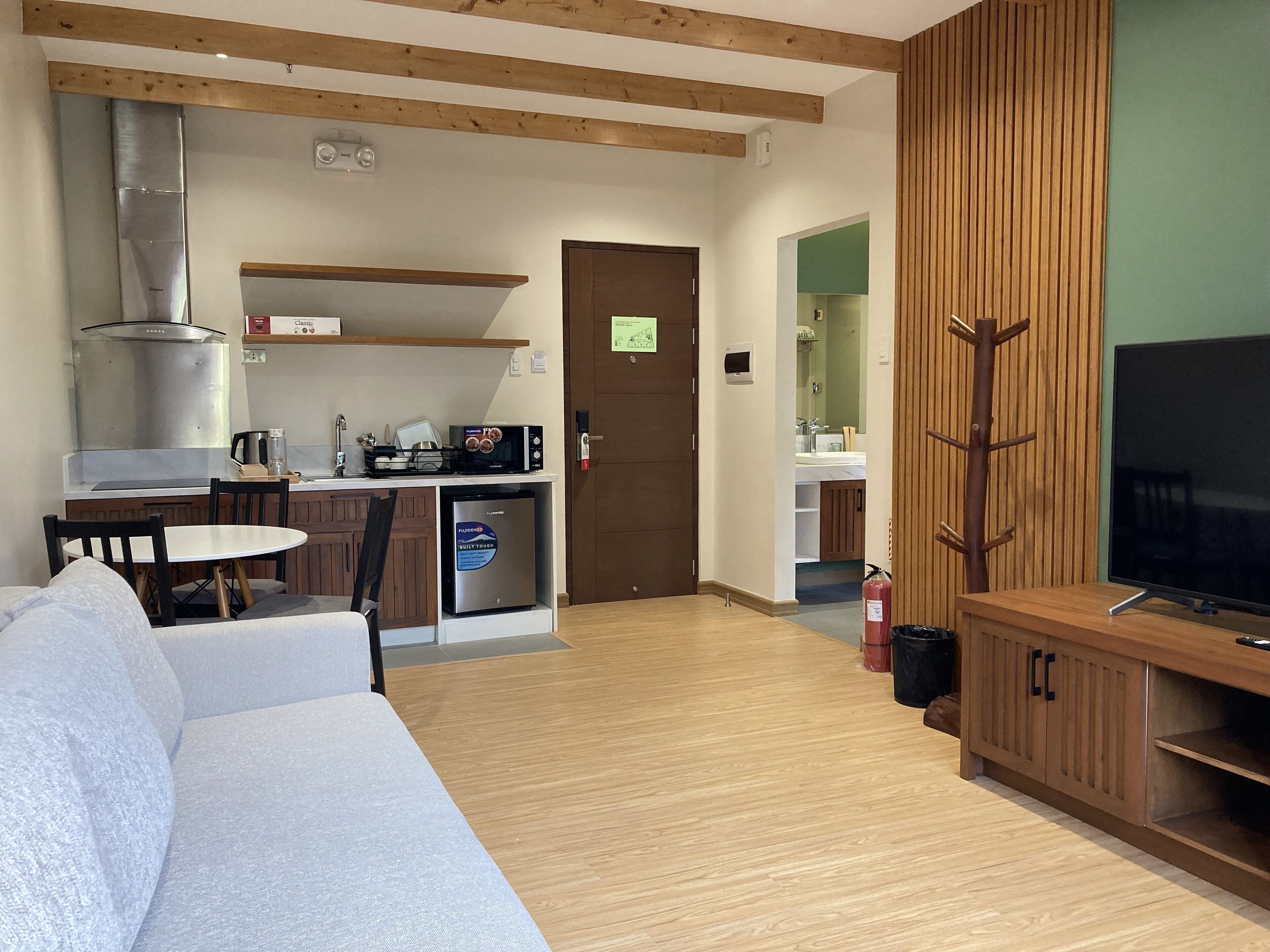 Suite | Private kitchen | Mini-fridge, electric kettle