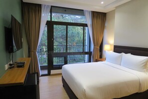 Phòng Deluxe | Bộ đồ giường cao cấp, chăn bông, minibar với thức uống miễn phí 