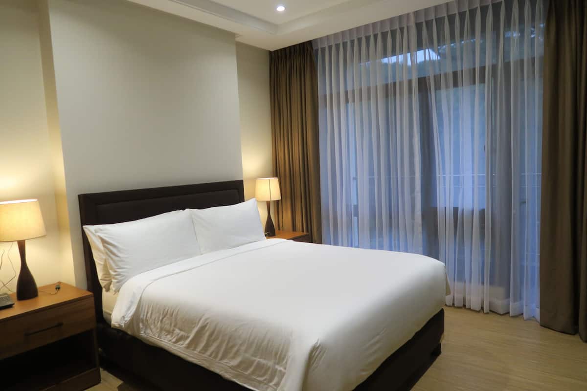 Deluxe Room | Peralatan tempat tidur premium, gebar bulu kapas, bar mini percuma 