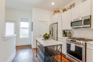 ثلاجة، ميكروويف، فرن، موقد طهي مسطح