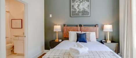 4 habitaciones, escritorio y tabla de planchar con plancha