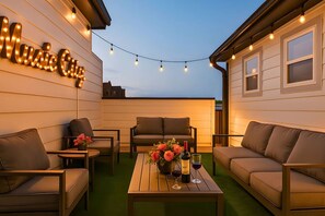 Terrace/patio - Stylish Rooftop Haven | Sleeps 12 Comfortably (Nashville)
