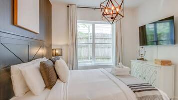 4 Schlafzimmer, Schreibtisch, Bügeleisen/Bügelbrett, Reisekinderbett