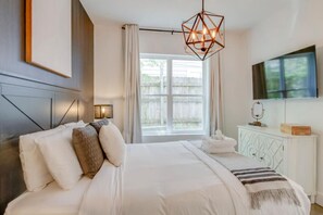 4 عدّة غرف نوم ومكتب ومكواة/لوح كي وسرير سفر