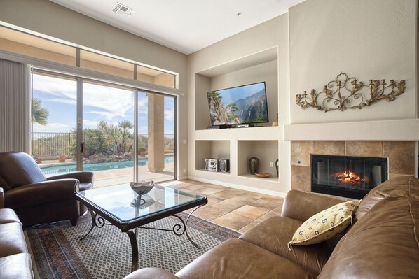 Télévision, cheminée, lecteur de DVD