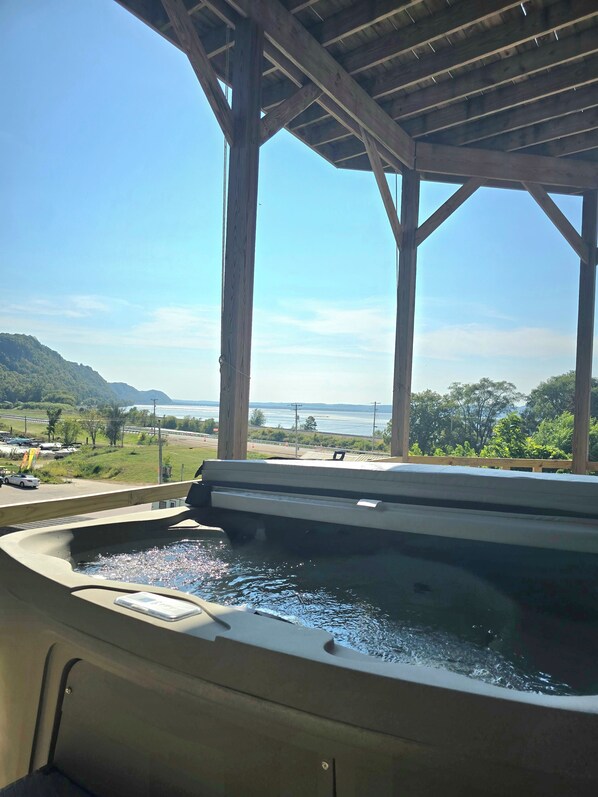 Outdoor spa tub - Mississippi River view Lodge with hot tub! Sleeps 14 (Lynxville)