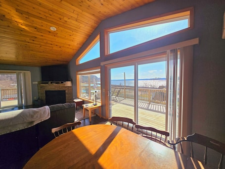 Smart TV, fireplace, video games, DVD player. River Run Ridge- HOT TUB- sleeps 14