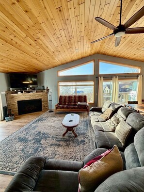 Smart TV, fireplace, video games, DVD player - River Run Ridge- HOT TUB- sleeps 14 (Lynxville)