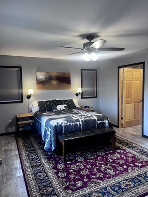 5 bedrooms, travel crib, free WiFi, bed sheets - Mississippi River view Lodge with hot tub! Sleeps 14 (Lynxville)