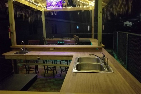 Tiki Hut: sink, and grill available