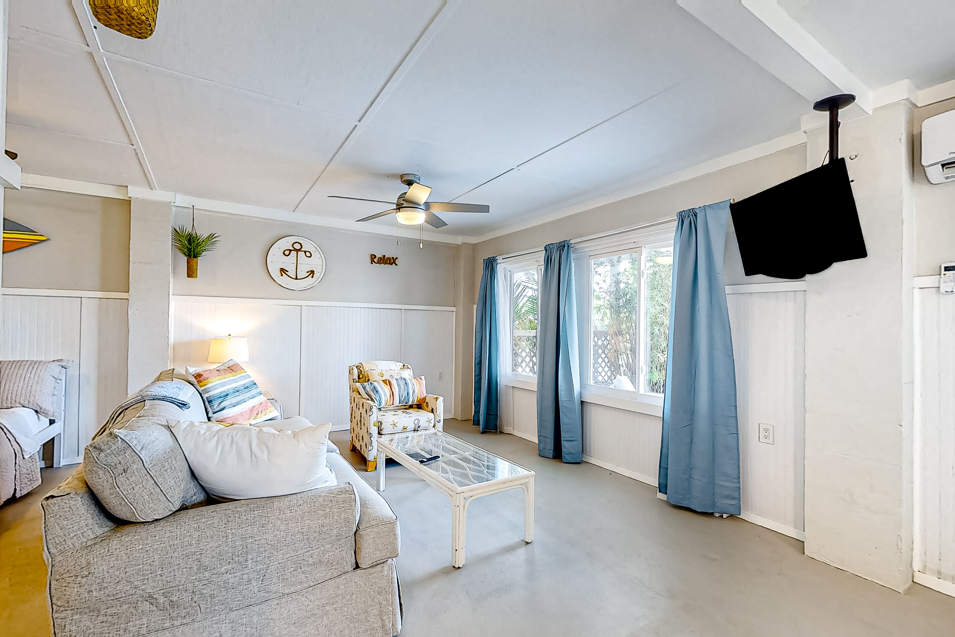 Waterfront studio steps from beach with tennis/boat dock access & patio