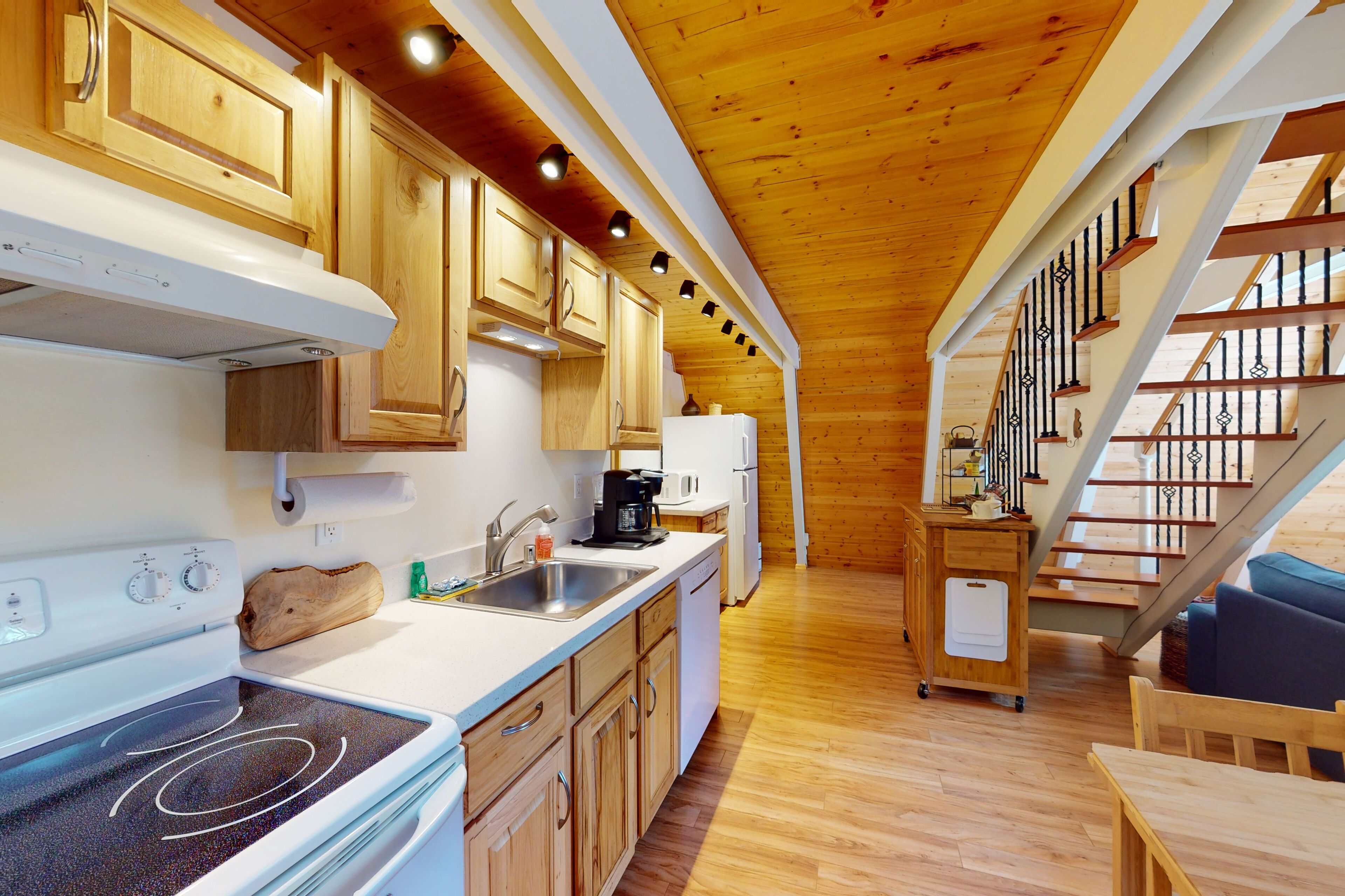 Calming dog-friendly cabin with firepit, W/D, grill, deck, & board games