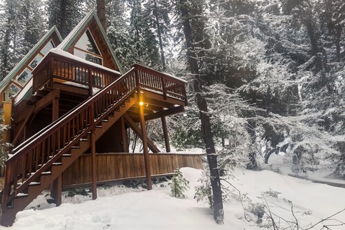 Calming, dog-friendly cabin in the woods with firepit, deck & board games