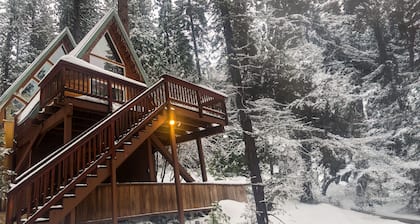 Calming, dog-friendly cabin in the woods with firepit, deck & board games