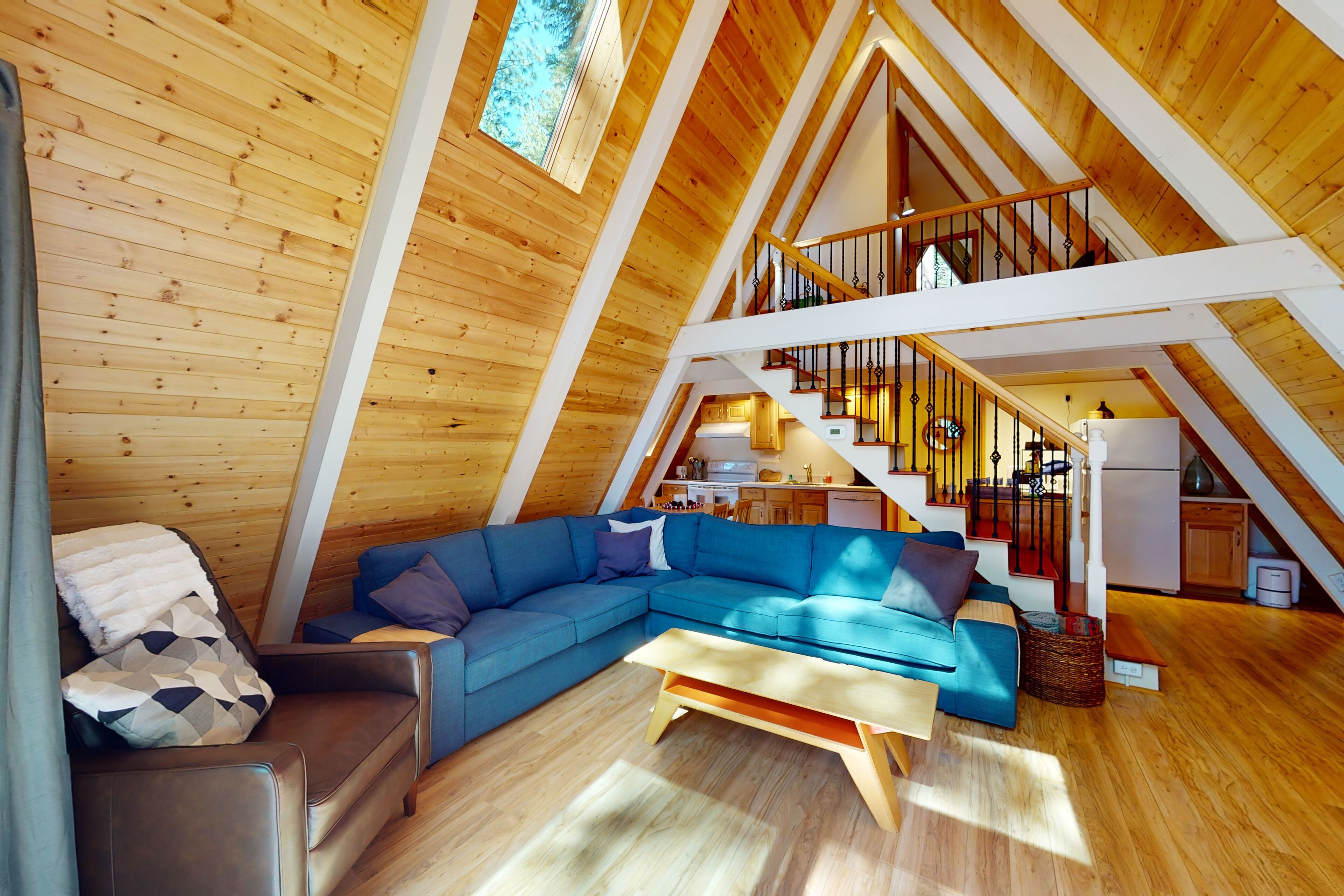 Calming dog-friendly cabin with firepit, W/D, grill, deck, & board games