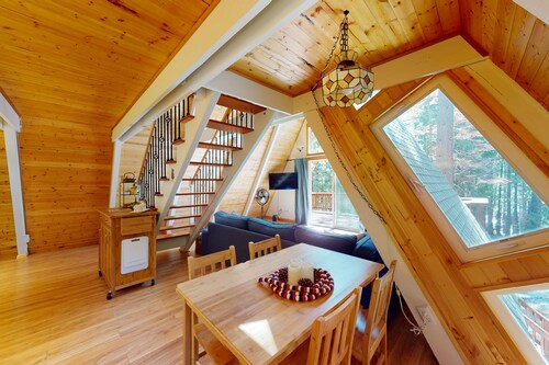 Calming, dog-friendly cabin in the woods with firepit, deck & board games