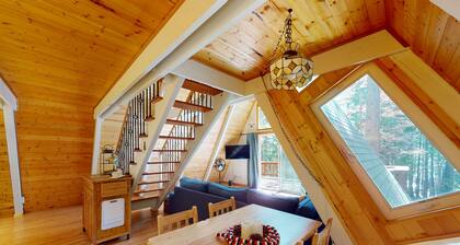 Calming, dog-friendly cabin in the woods with firepit, deck & board games