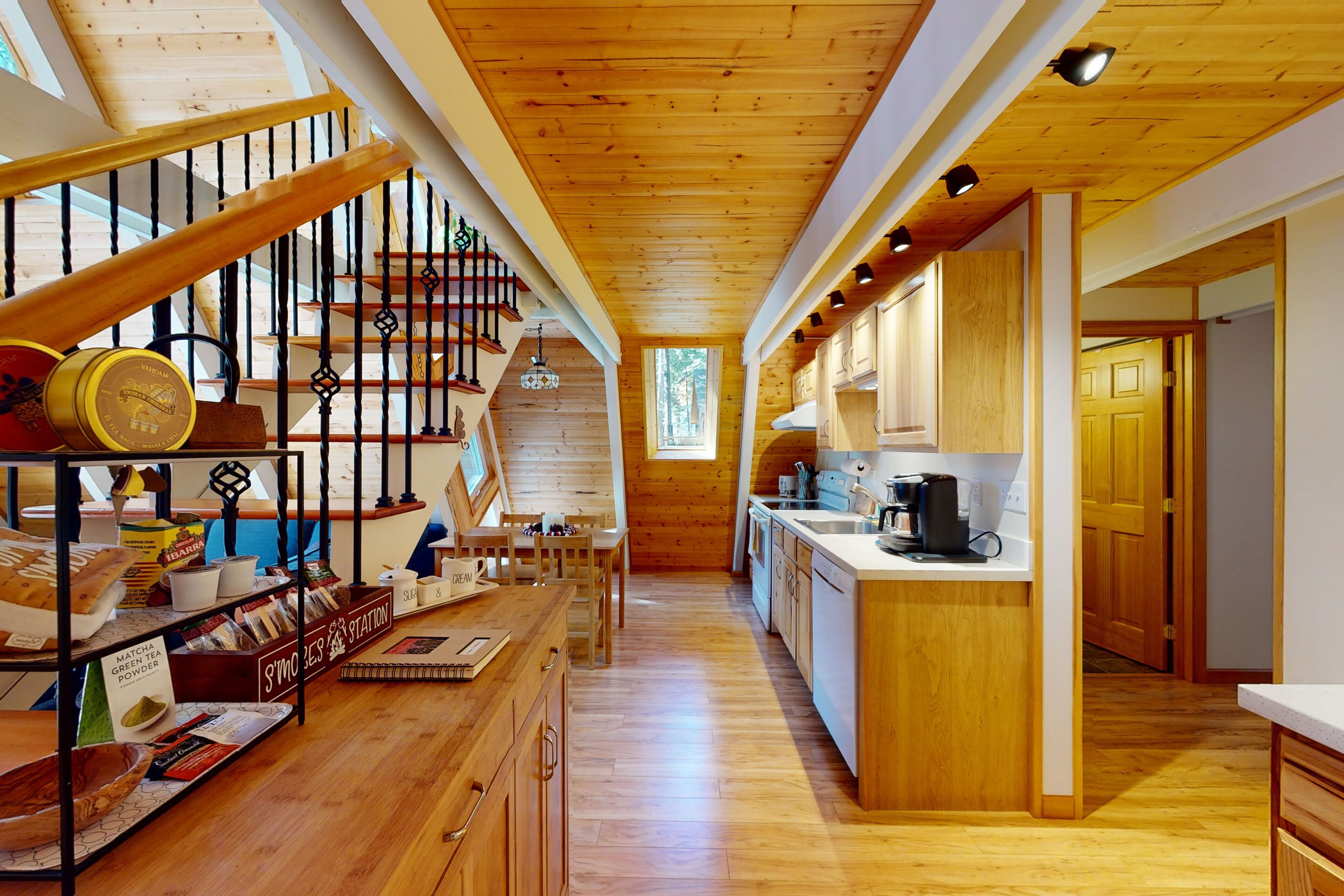 Calming dog-friendly cabin with firepit, W/D, grill, deck, & board games