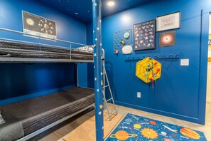 3 bedrooms, desk, iron/ironing board, travel crib - Private Creekside Family Home. Yard, Game Room & Deck (Sparta)