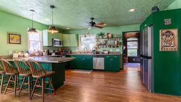 Geladeira, micro-ondas, fogão, cooktop